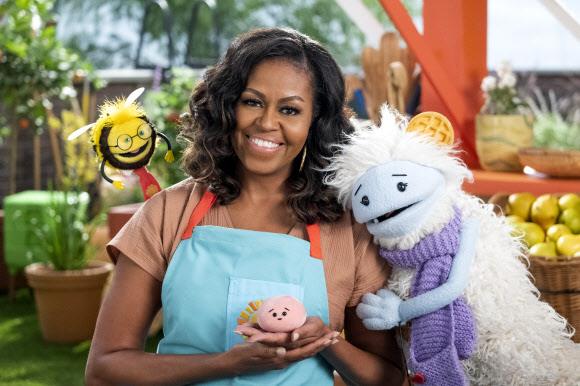 미셸 오바마 전 미국 대통령 부인이 다음달 16일부터 넷플릭스를 통해 방송되는 어린이 대상 요리 프로그램 ‘와플과 모찌’의 주인공 인형들과 자리를 함께 했다. 미셸은 출연뿐 아니라 제작도 맡았다.