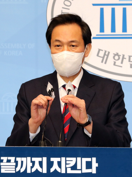 더불어민주당 우상호 예비후보가 25일 국회에서 기자회견을 열고 선거운동 소회를 밝히고 있는 모습. 김명국 선임기자 daunso@seoul.co.kr