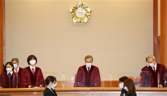 유남석(가운데) 헌법재판소장과 헌법재판관들이 25일 오후 서울 종로구 헌재 대심판정으로 들어서고 있다.<br>뉴스1