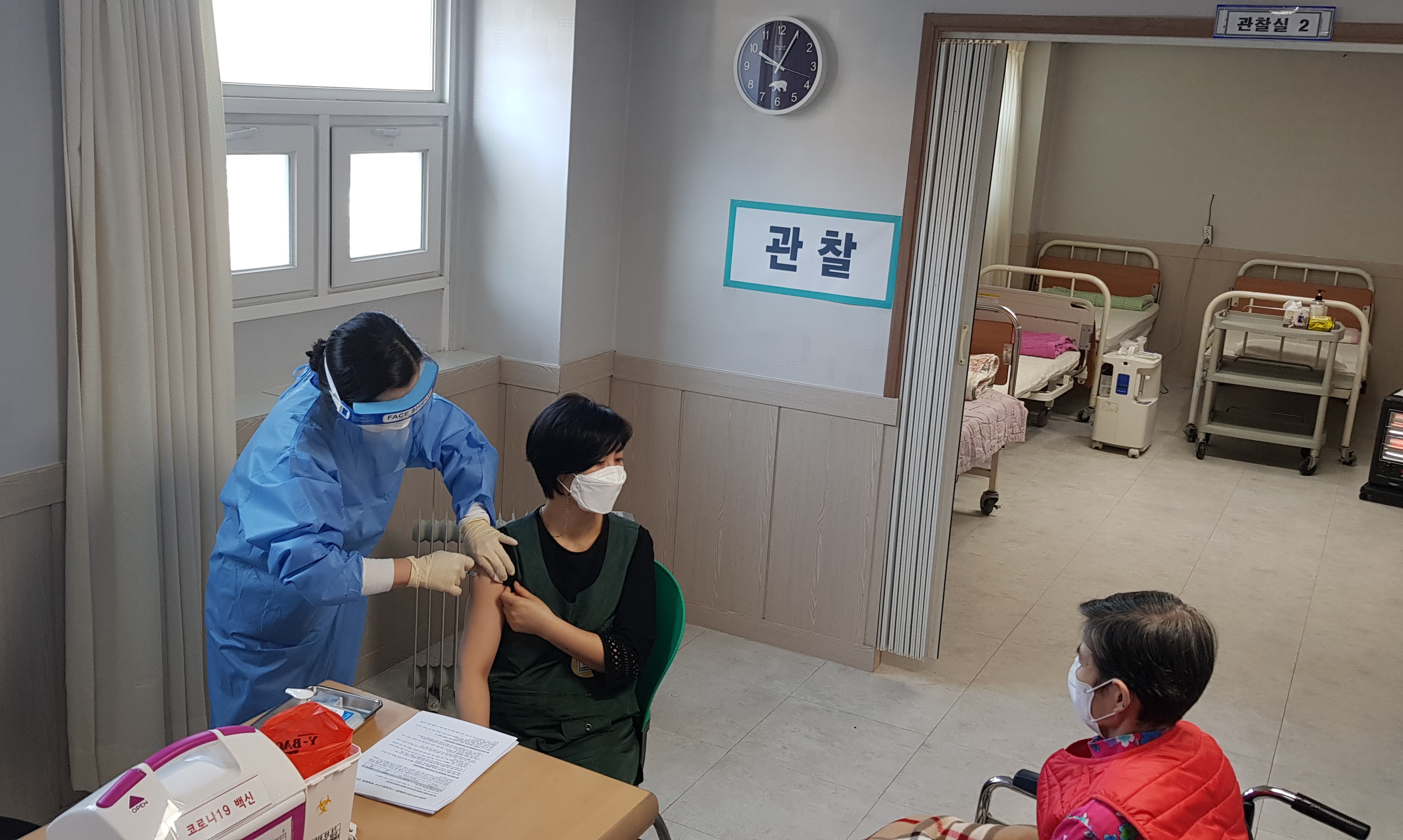 ‘고양시 1호 접종자’인 참행복한요양원 안모(40대) 요양보호사가 26일 오전 10시쯤 백신을 접종받고 있다. 고양시 제공