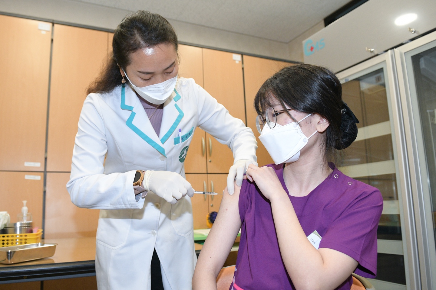 세종시 1호 접종자인 요양병원 간호사 이하현씨가 보건소에서 백신을 맞고 있다. 세종시 제공 