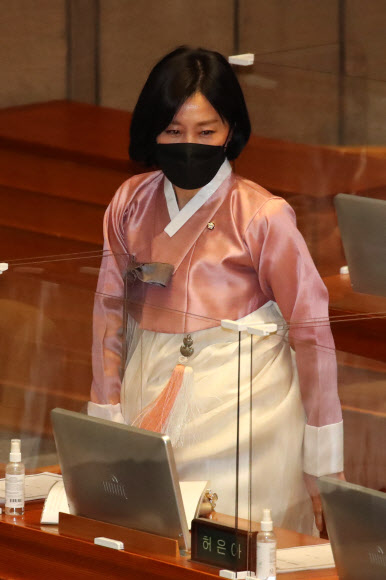 한복 입고 본회의 참석한 국민의힘 허은아 의원