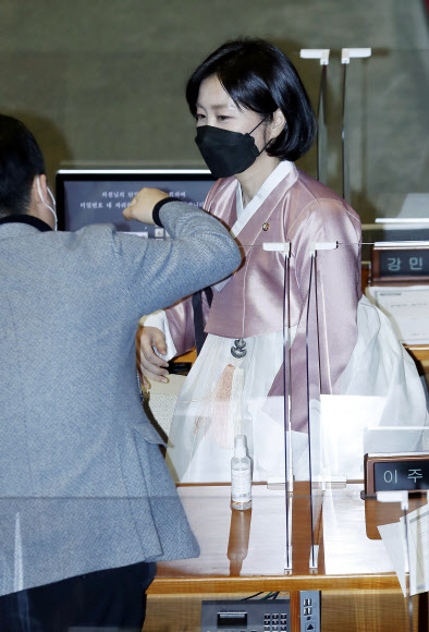 한복입고 본회의 참석한 허은아 의원