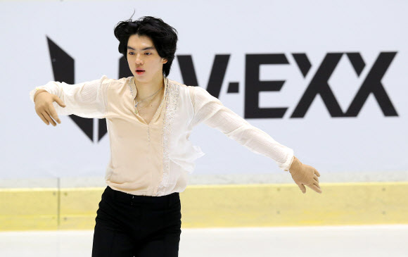 연기 펼치는 차준환