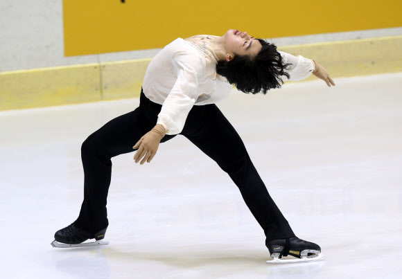 연기 펼치는 차준환