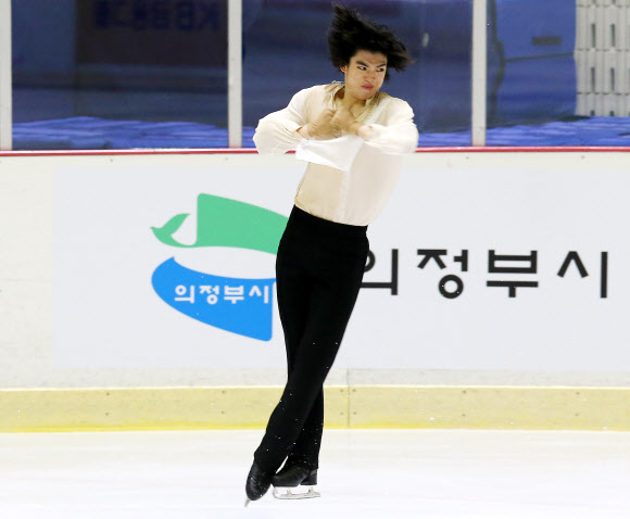 연기 펼치는 차준환