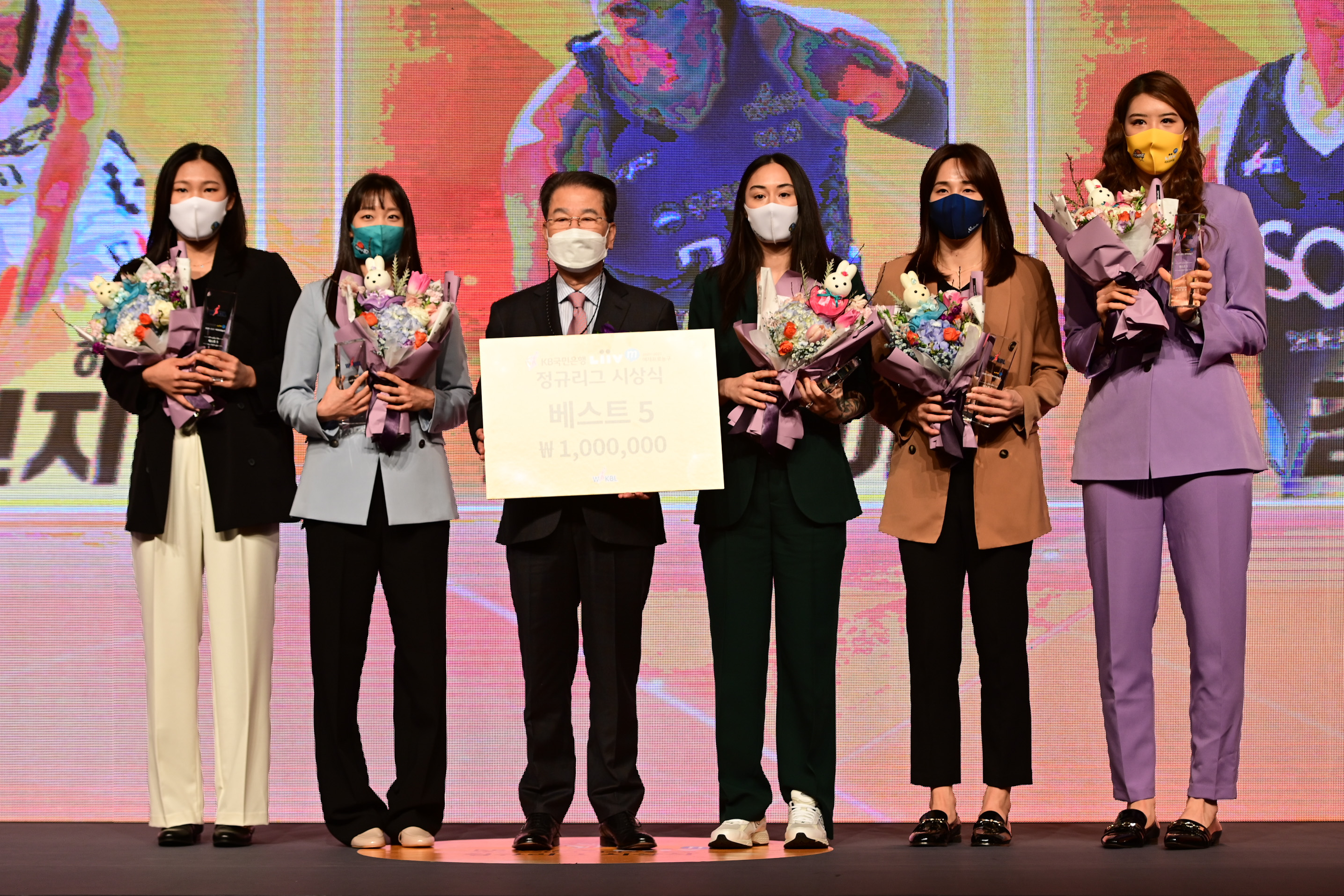 박지현, 김소니아, 김단비, 박지수와 함께 2020~21시즌 베스트5에 선정된 신지현.WKBL 제공