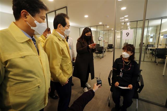 정세균 국무총리, 화이자백신 접종 1호자와 대화