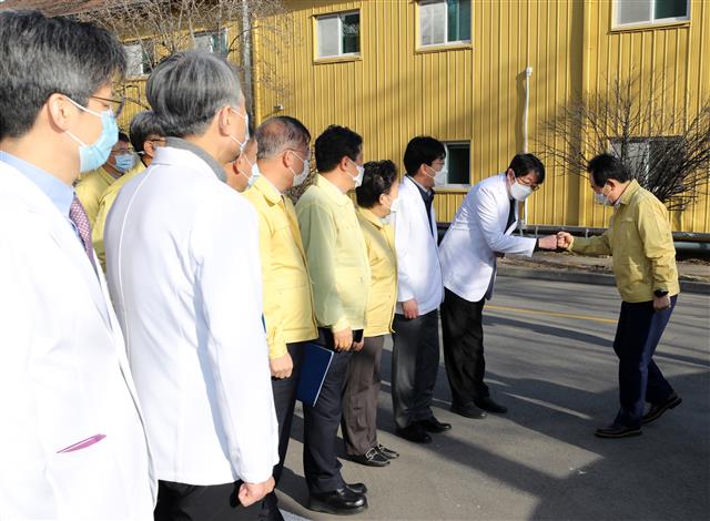 국립중앙의료원장과 인사나누는 정세균 총리