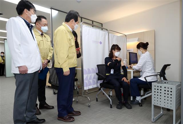 화이자 백신접종 참관하는 정세균 총리