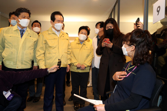 화이자1호 접종자와 대화 나누는 정세균 총리