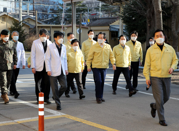 국립중앙의료원 찾은 정세균 총리