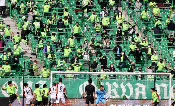 관중석도 사회적 거리두기