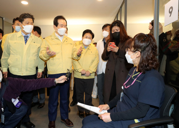화이자 백신 1호 접종자와 대화하는 정세균 총리