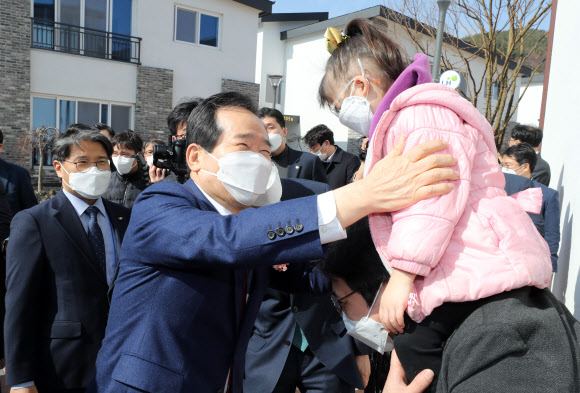 아이 안아주는 정세균 총리