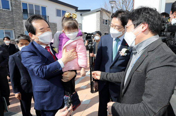 아이 안아주는 정세균 총리