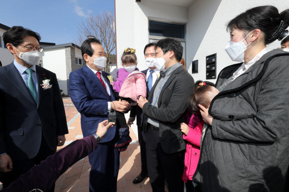 함양 정착 주민과 대화하는 정세균 총리