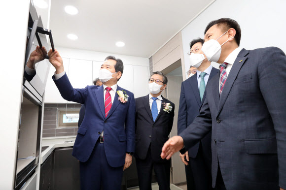 함양 임대주택단지 둘러보는 정세균 총리