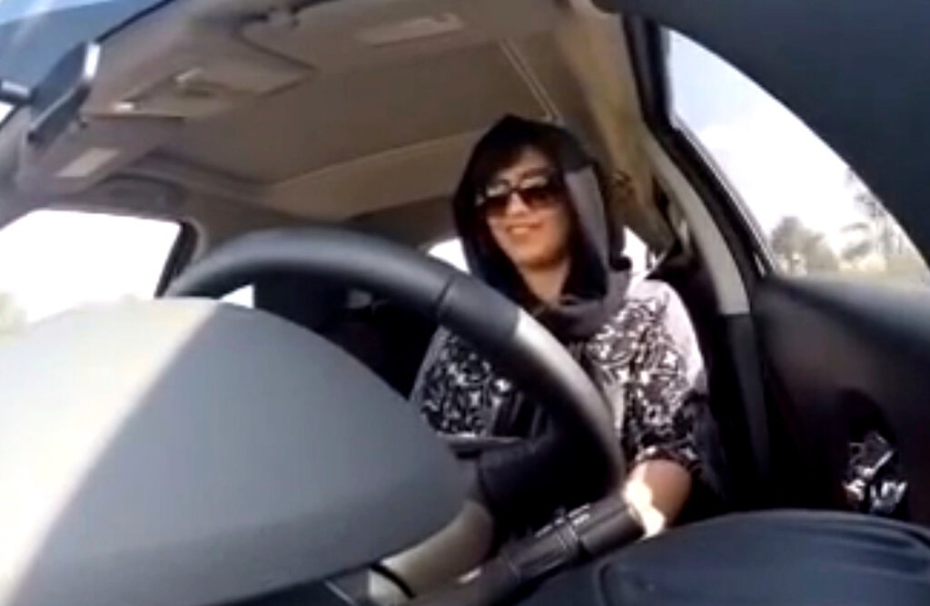 루자인 알하스룰이 2014년 운전하는 영상. AP  