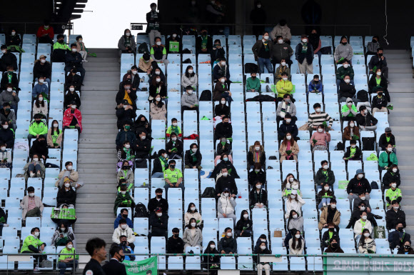 관중석도 사회적 거리두기