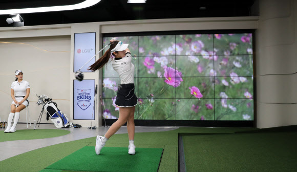 ‘스크린골프 대결’에서 샷하는 안소현