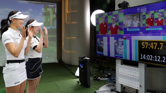 ‘스크린골프 대결’ 참여해 인사하는 유현주와 안소현