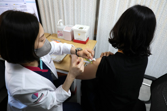 27일 오전 서울시 중구 을지로 국립중앙의료원 중앙예방접종센터에서 의료진이 화이자 백신을 접종 받고 있다. 2021.2.27 사진공동취재단