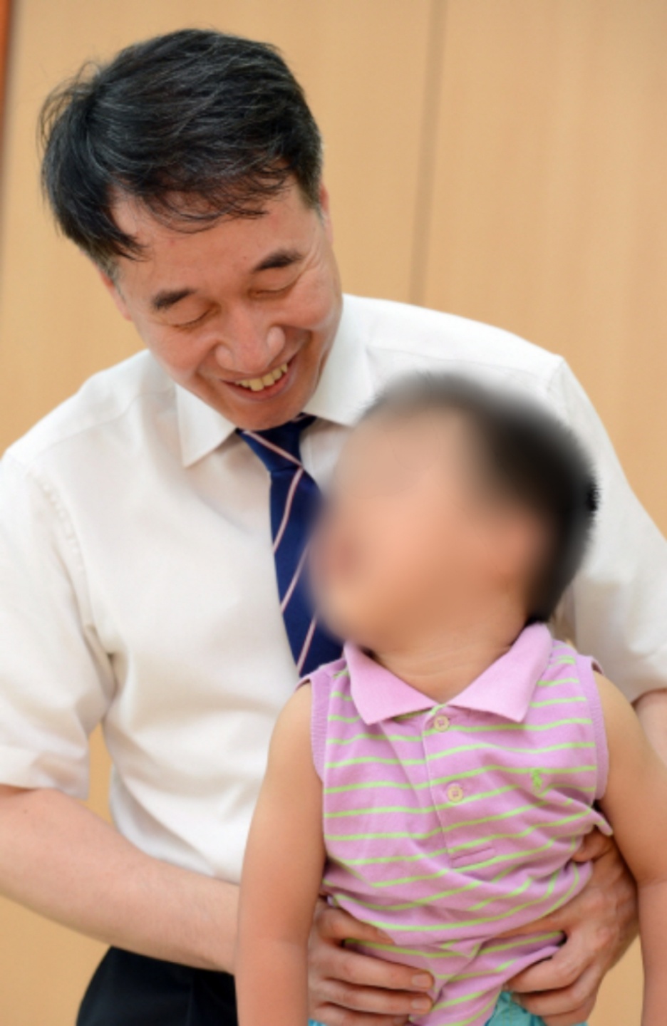 백경학 상임이사가 아이를 바라보며 밝게 웃는 모습. 도준석 기자 pado@seoul.co.kr
