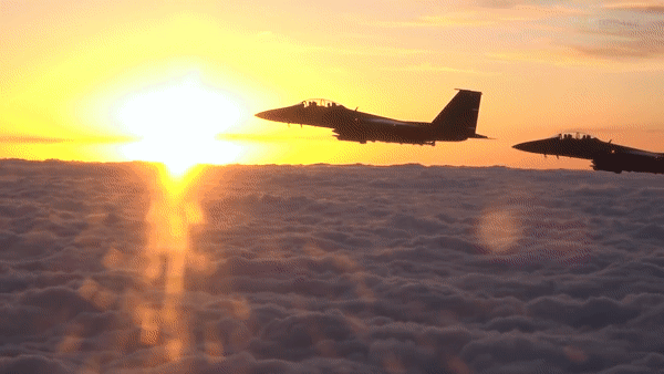 동해 일출을 따라 비행하는 F15K 편대. 공군 제공