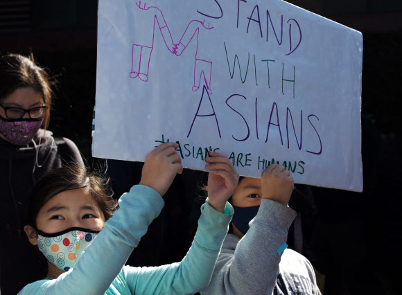 미국 여러 곳에서 아시안 혐오 범죄가 일어나고 있는 가운데 캘리포니아주 산마테오에서 열린 아시안 혐오를 반대하는 시위에서 아시아계 어린이들이 피켓을 들고 서 있다. 산마테오 신화 연합뉴스