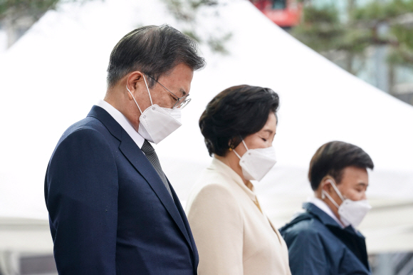 문재인 대통령와 김정숙 여사가 1일 오전 서울 종로구 탑골공원에서 열린 제102주년 3.1절 기념식에 참석해 묵념하고 있다.  2021. 3. 1 도준석 기자 pado@seoul.co.kr