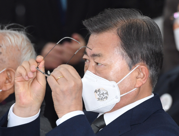 문재인 대통령이  1일 오전 서울 종로구 탑골공원에서 열린 제102주년 3?1절 기념식에서 안경을 고쳐쓰고 있다.. 2021. 3. 1 도준석 기자 pado@seoul.co.kr