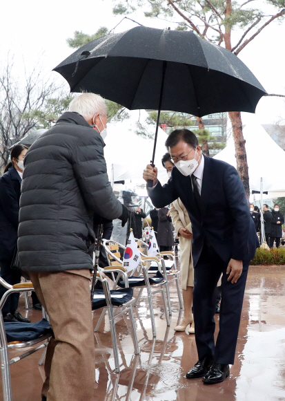 문재인 대통령이 1일 오전 서울 종로구 탑골공원에서 열린 제102주년 3?1절 기념식에 참석하며 독립운동가인 임우철 애국지사에게 인사하고 있다.2021. 3. 1 도준석 기자 pado@seoul.co.kr