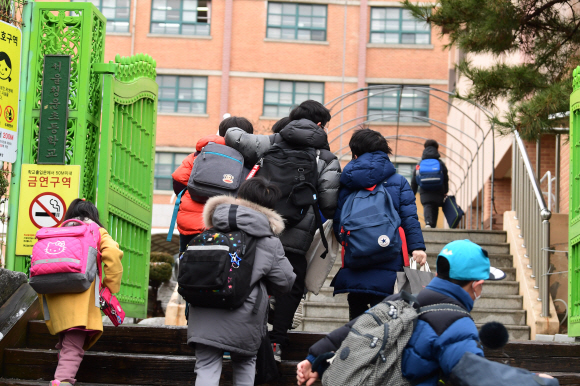 개학이 시작된 2일 서울 종로구 한 초등학교에서 아이들이 등교하고 있다. 2021. 3. 2. 박윤슬 기자 seul@seoul.co.kr