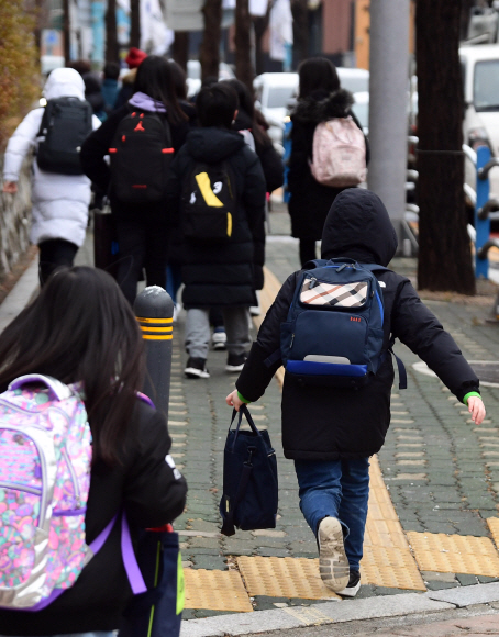 개학이 시작된 2일 서울 종로구 한 초등학교에서 아이들이 보호자의 배웅을 받으며 등교하고 있다. 2021. 3. 2. 박윤슬 기자 seul@seoul.co.kr