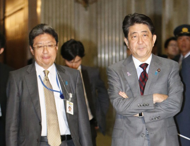 이마이 다카야 일본 총리비서관(왼쪽)과 아베 신조 총리 [교도=연합뉴스 자료사진]