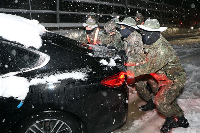 폭설 고립 차량 돕는 육군