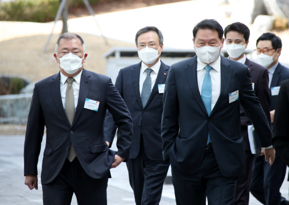 수소경제위원회 참석하는 정의선.최태원 회장