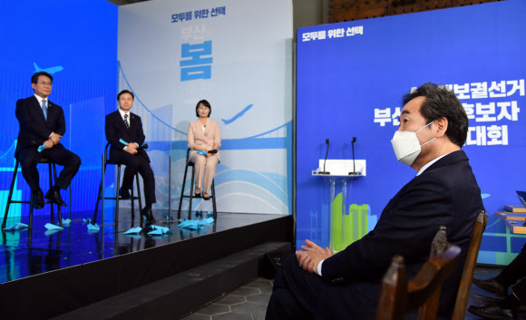 부산시장 예비후보 바라보는 이낙연 대표