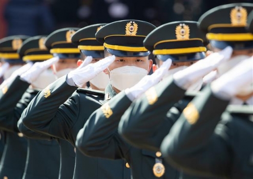 졸업하는 육군사관학교 생도들 ‘국기에 대한 경례’