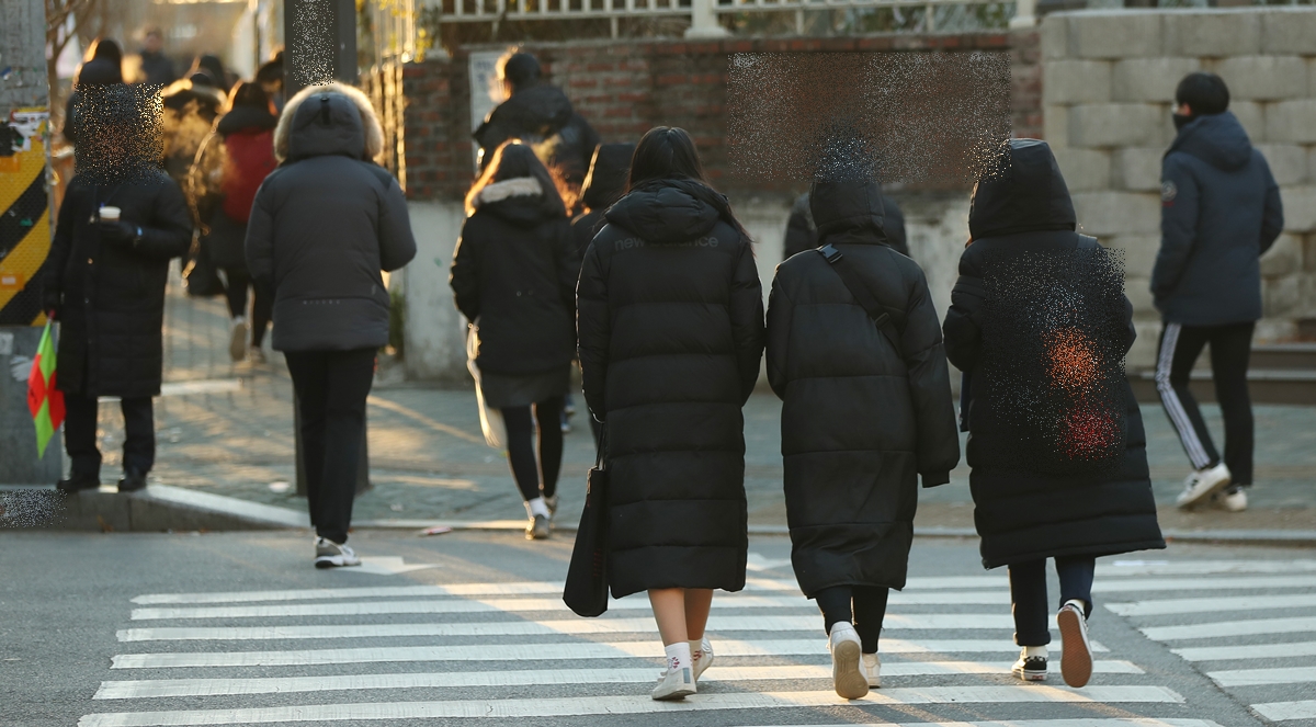 사진은 서울의 한 중학교에 등교하는 학생들의 모습 자료사진. 연합뉴스