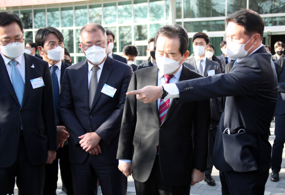 액화수소사업예정지 방문한 정세균 총리