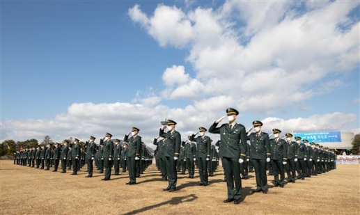 파란하늘 아래의 육군사관학교 졸업 생도들