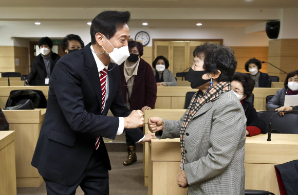 국민의힘 오세훈 서울시장 예비후보가 2일 오전 서울 용산구 한국여성단체협의회 대강당에서 열린 한국여성단체협의회 간담회에서 참석자들과 인사하고 있다. 2021.3.2 [국회사진기자단]