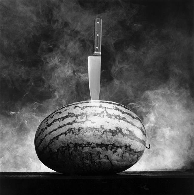 1985년작 ‘워터멜론 위드 나이프’(Watermelon with Knife). 철저히 계산된 조형미와 아울러 다층적으로 해석되는 메시지를 담고 있다. 국제갤러리 제공