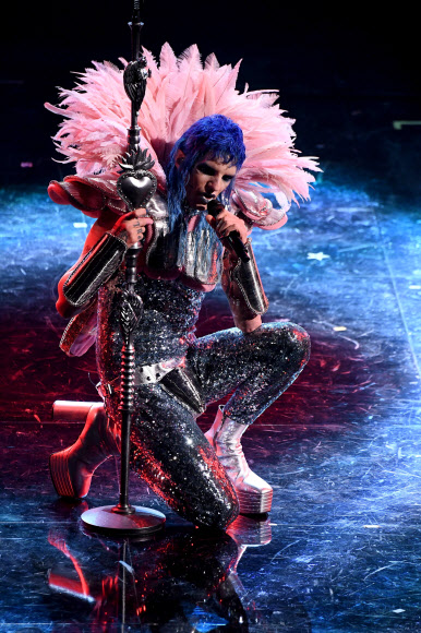 이탈리아 가수 아킬 로로가 2일(현지시간) 제71회 산레모 이탈리아 송 페스티벌이 열린 가운데, 아리스톤 극장 무대에서 공연을 하고 있다. EPA 연합뉴스