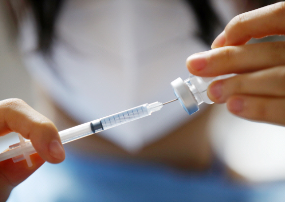 서울시의 한 요양센터에서 보건소 의료진이 코로나19 아스트라제네카 백신을 주사기에 담고 있다. 서울신문DB
