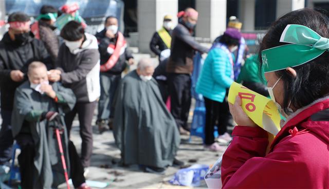 ‘눈물겨운 삭발식’