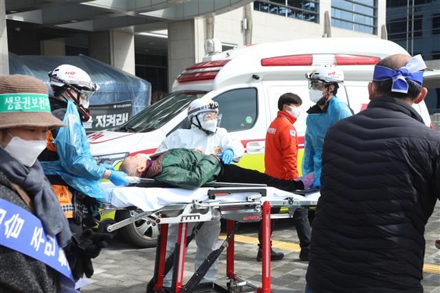 삭발식장에서 쓰러진 고창 주민 이송하는 구급대원