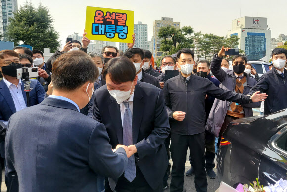 윤석열 검찰총장, 권영진 대구시장과 인사